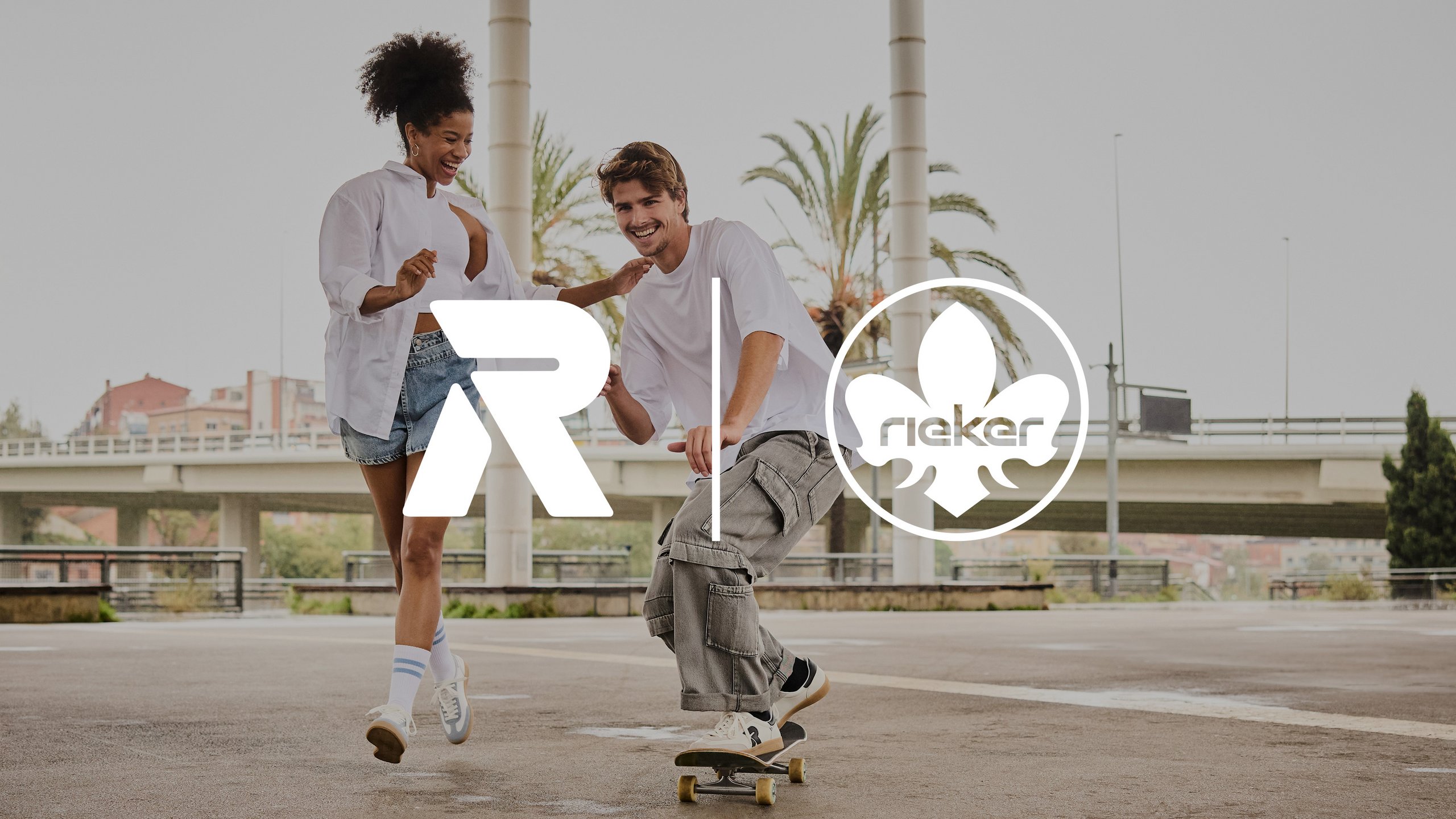 Eine Frau und ein Mann auf einem Skateboard. Mittig im Vordergrund sind die Rieker Sport und Rieker Comfort & Style Logos grafisch platziert.