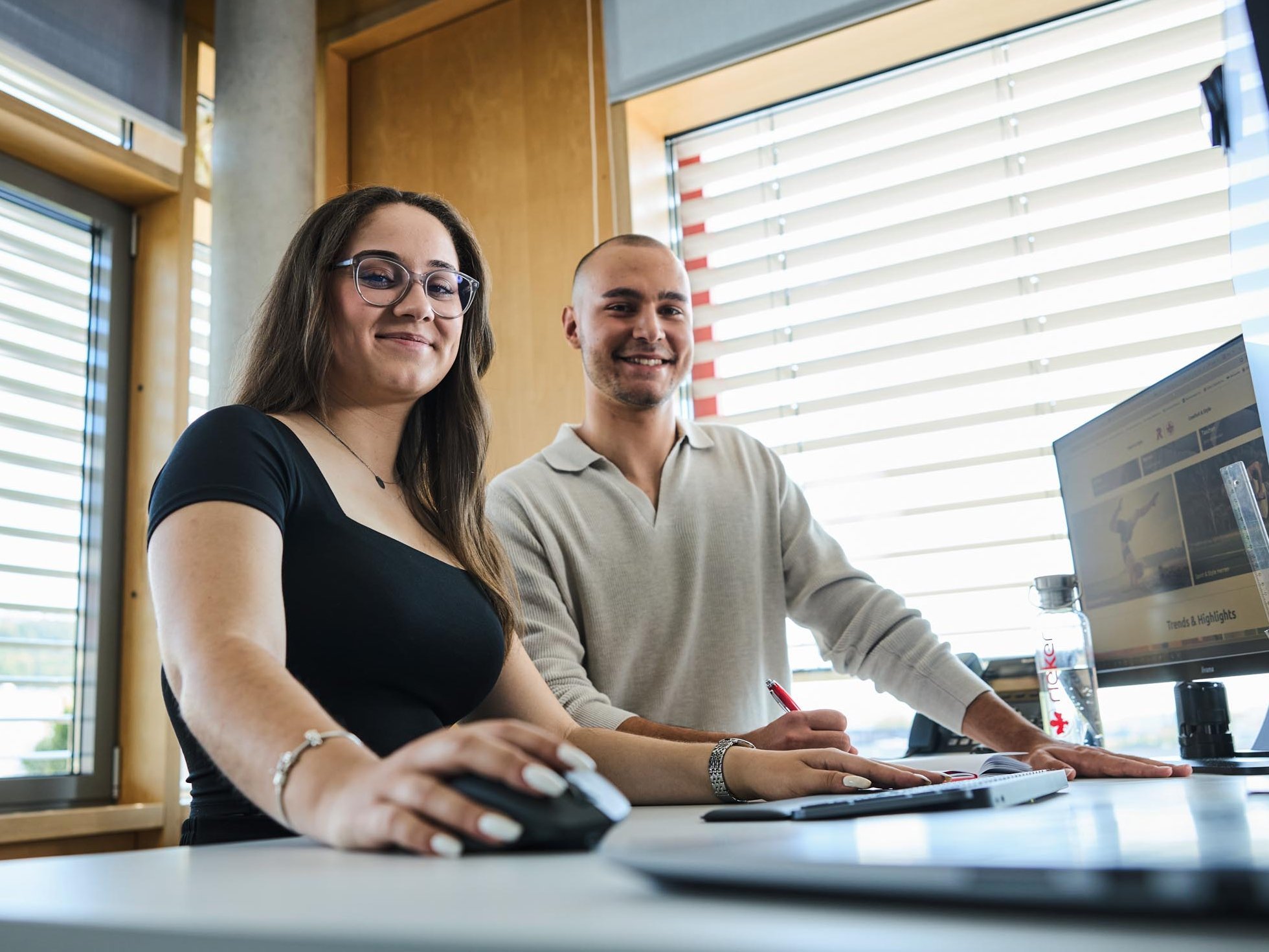 Trainees arbeiten gemeinsam im Büro