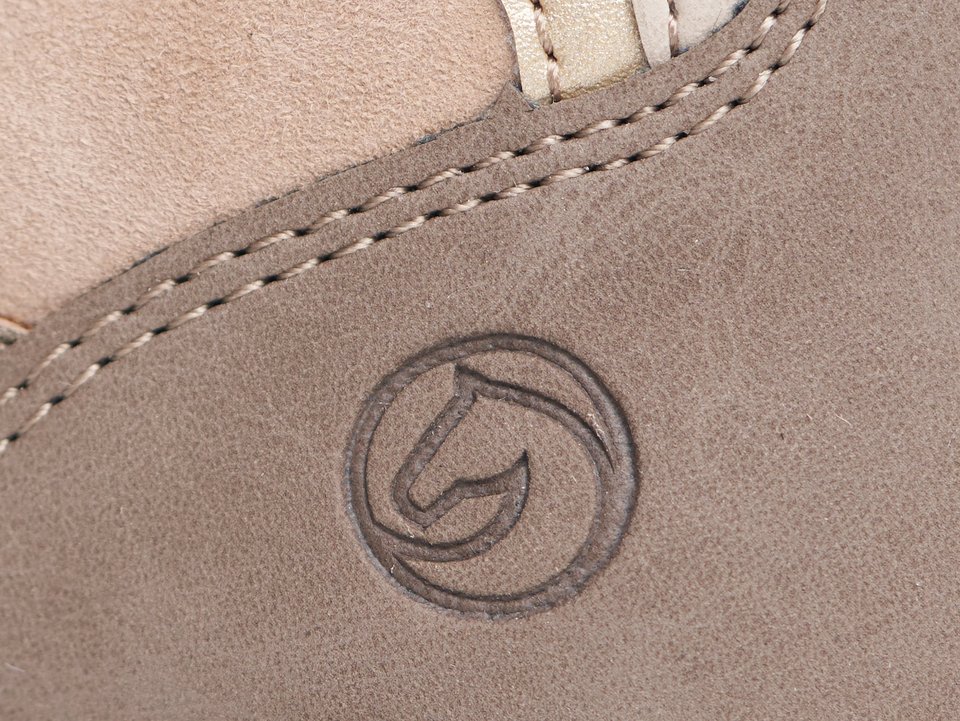 Schuhdetail mit eingeprägtem remonte Logo in Nahaufnahme.