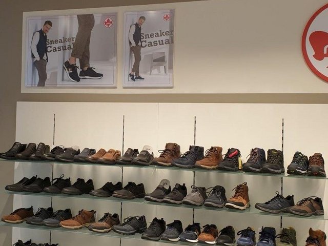Rieker Schuhe auf Regalen in einem Schuh-Order-Center.