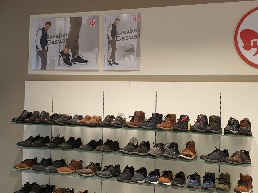 Herrenschuhe in Regalen in einem Showroom im Schuh Order Center von Rieker in München.