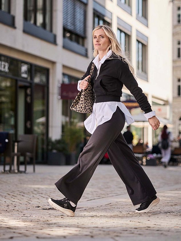 Frau in der Stadt mit daily Outift und Rieker Schuhen
