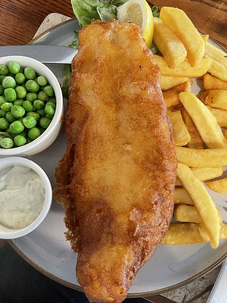 Fish and Chips mit Erbsen.
