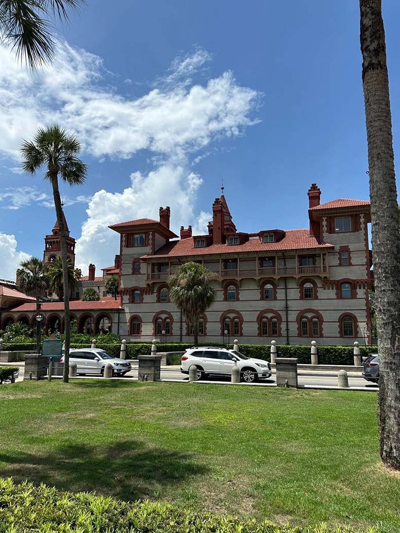 Palmen und historische Gebäude in den Straßen von St. Augustine in Florida.