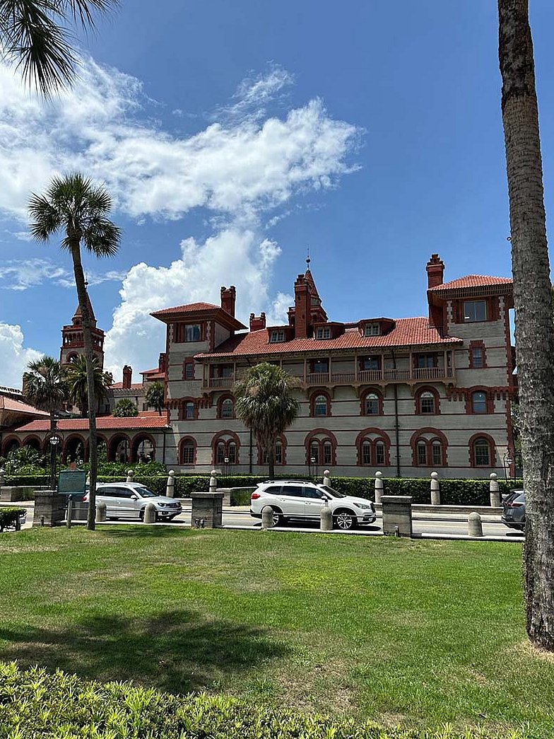 Palmen und historische Gebäude in den Straßen von St. Augustine in Florida.
