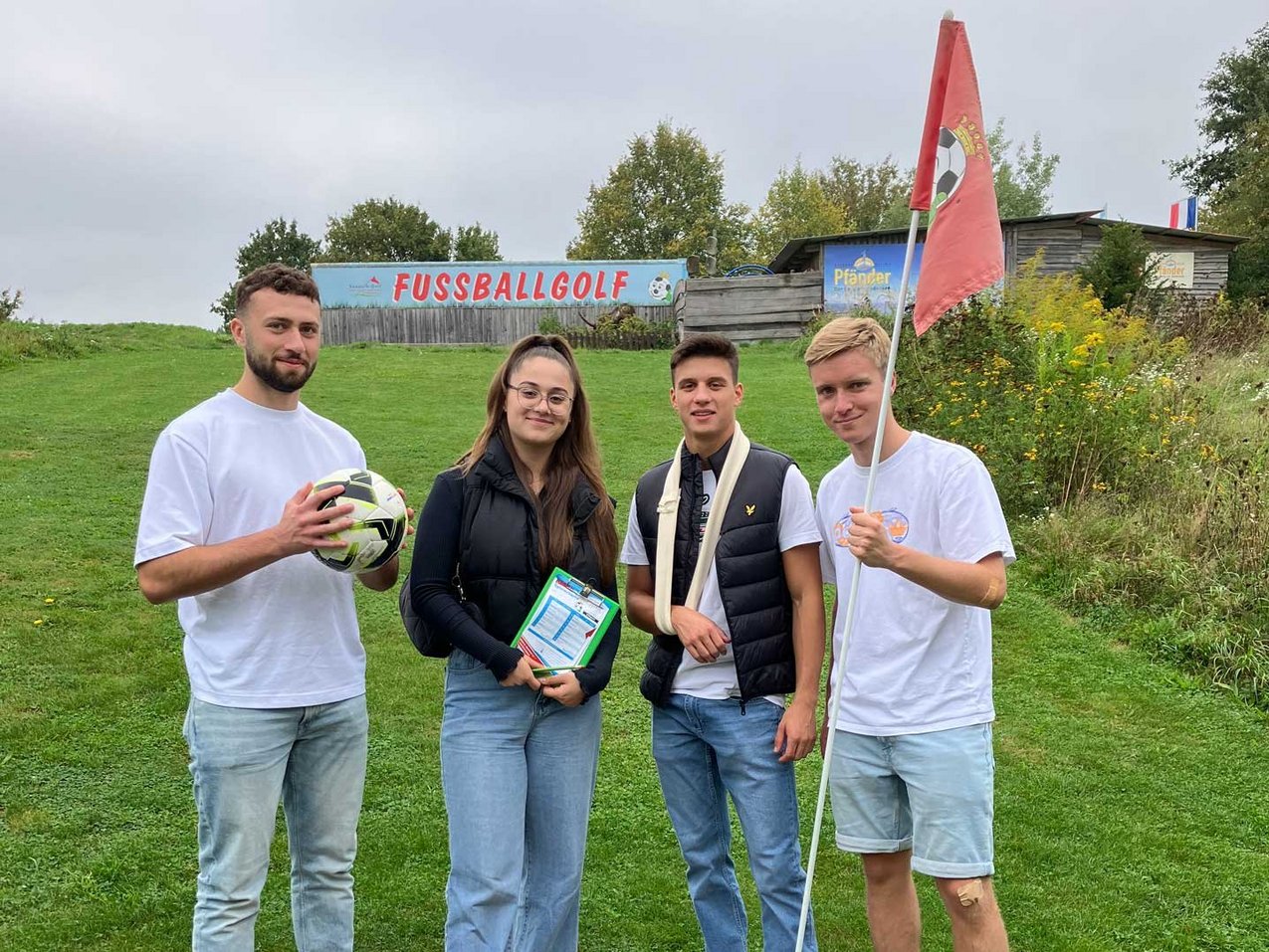 Auszubildende auf dem jährlichen Azubi Ausflug beim Fußball-Golf.