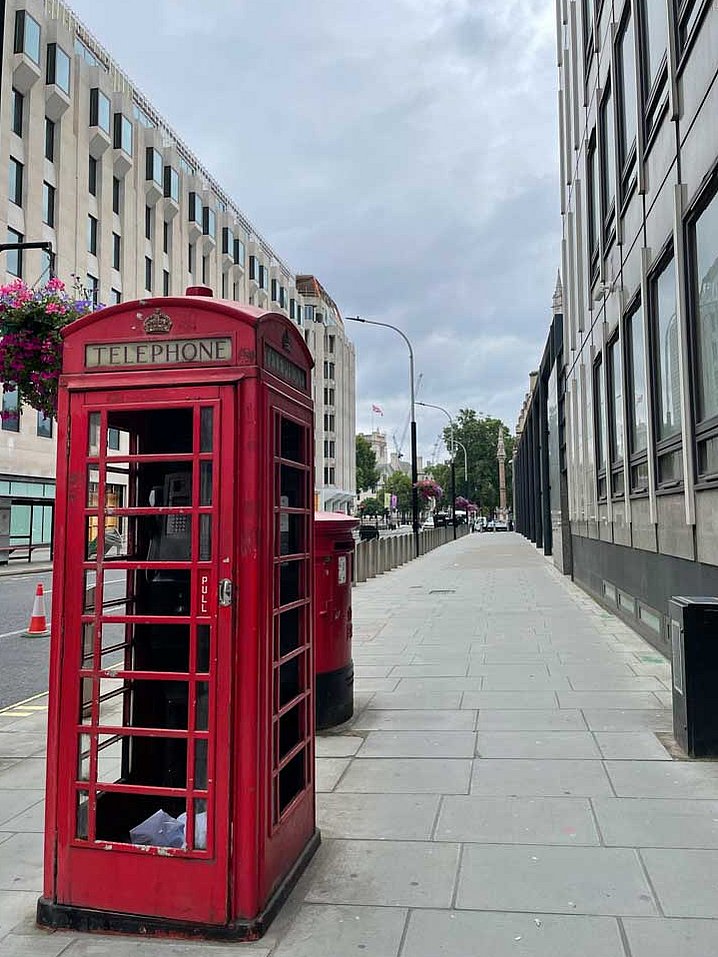 Eine der berühmten roten Telefonzellen in der Stadt London, aufgenommen während einer Dienstreise einer Rieker-Auszubildenden.