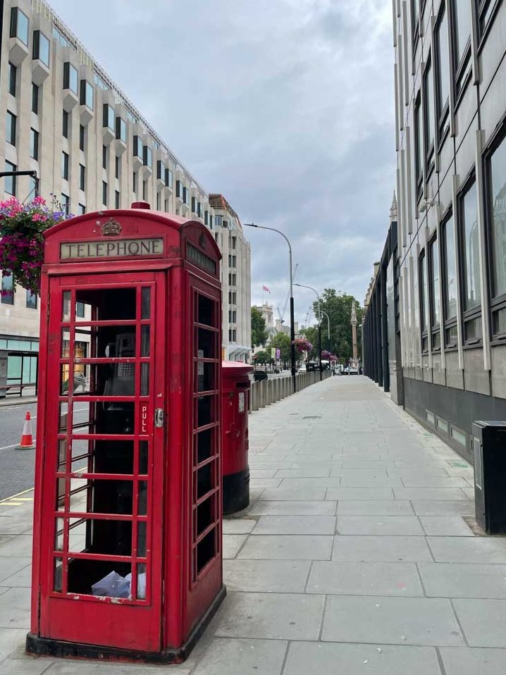 Eine der berühmten roten Telefonzellen in der Stadt London, aufgenommen während einer Dienstreise einer Rieker-Auszubildenden.