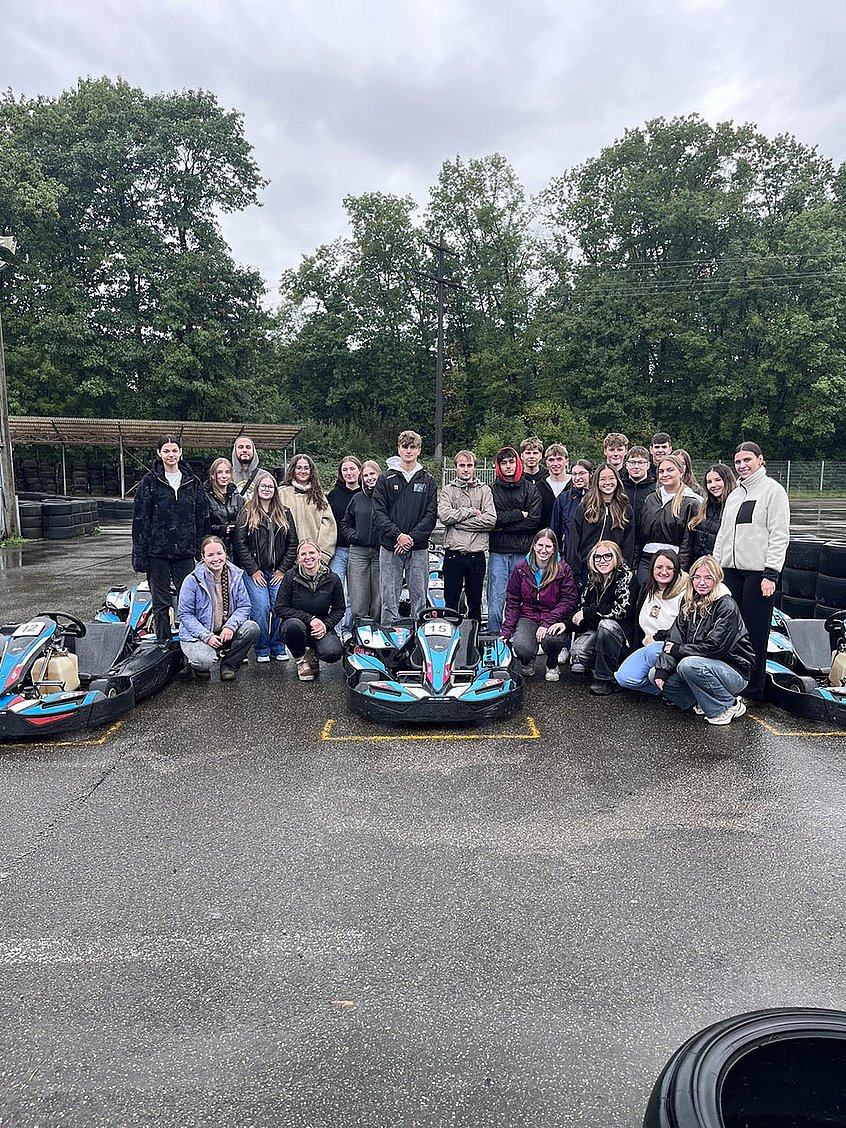 Gruppenbild der Rieker Azubis und DH-Studierenden.