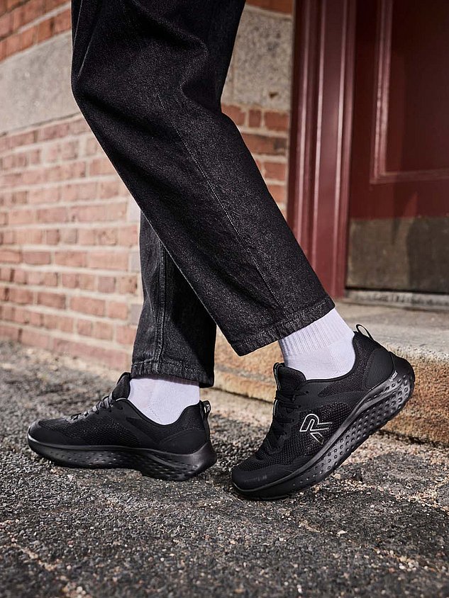 Mann mit Rieker Sport Schuhen Hobart in schwarz