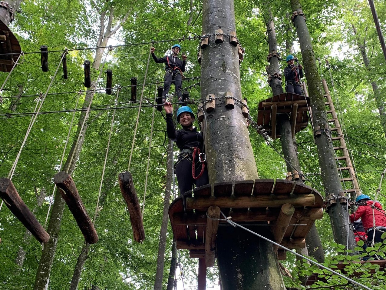 Holzstege, Seilrutschen und Leitern verbinden die Bäume in luftiger Höhe im Kletterpark.