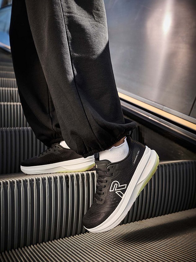 Rieker Sport Schuh schwarz mit weisser Sohle