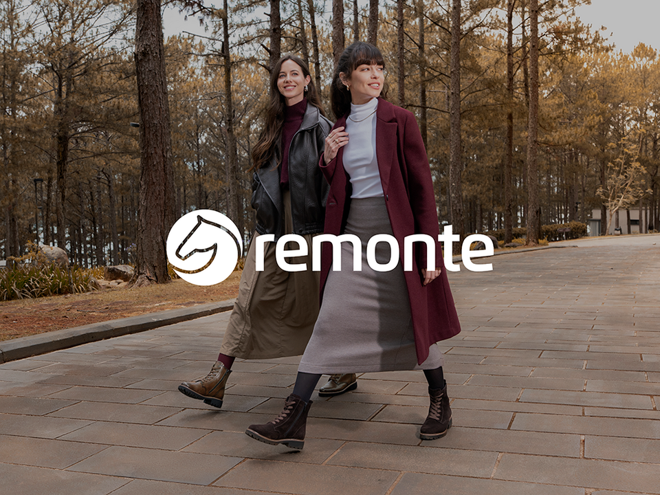 zwei Frauen mit modernen Schuhen von remonte