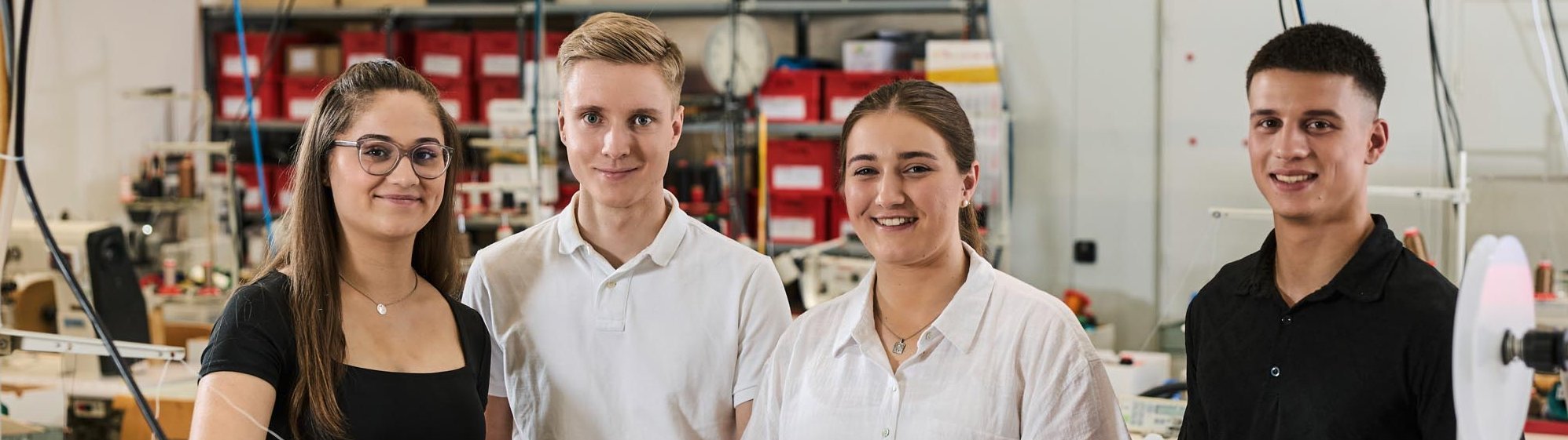 Auszubildene von Rieker stehen in der Produktionshalle.