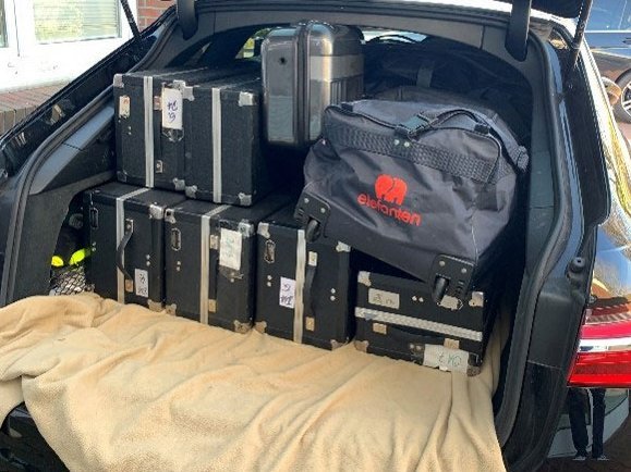 Die Koffer mit der aktuellen Kollektion werden für ein Kundenbesuch im Auto transportiert.
