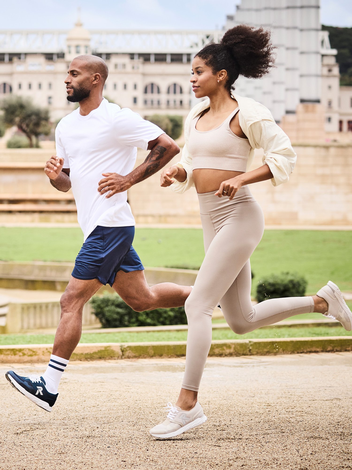 Eine Frau und ein Mann joggen in sportlicher Kleidung.