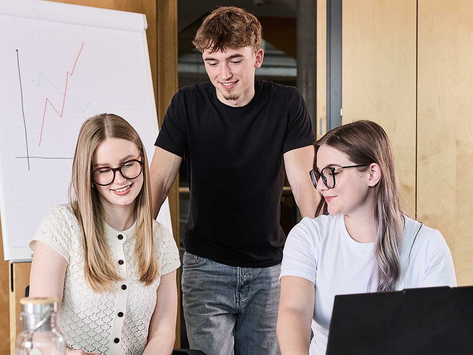 Ein Student erklärt einem anderen Studenten eine Programm