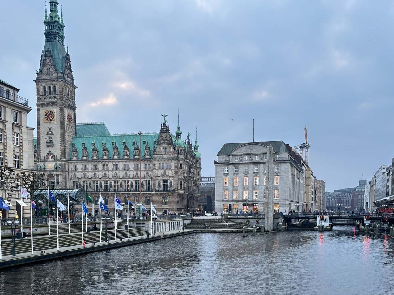 Blick auf das Hamburger Rathaus bei einer Dienstreise zum hamburger Schuh Order Center von Rieker.