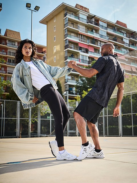 Frau und Mann tragen Rieker Sport Sneaker der neuen Kollektion.