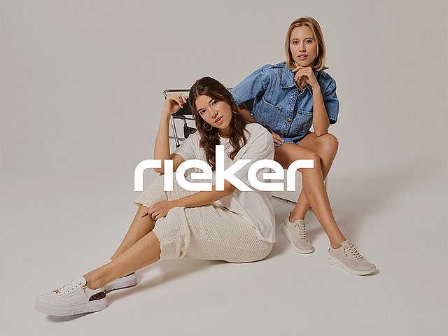 Zwei Frauen tragen Rieker Sneaker.
