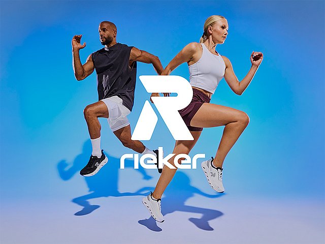 Eine Frau und ein Mann joggen gemeinsam und tragen Sportklamotten. Mittig im Vordergrund ist das Rieker Sport Logo grafisch platziert.