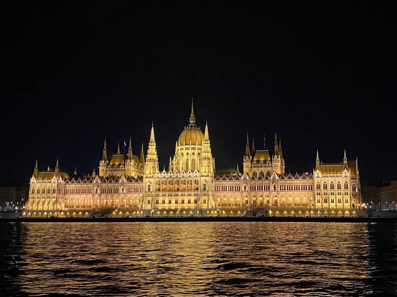 Blick über die Donau auf den Burgpalast bei Nacht während des Auslandssemesters der Studierenden von Rieker.