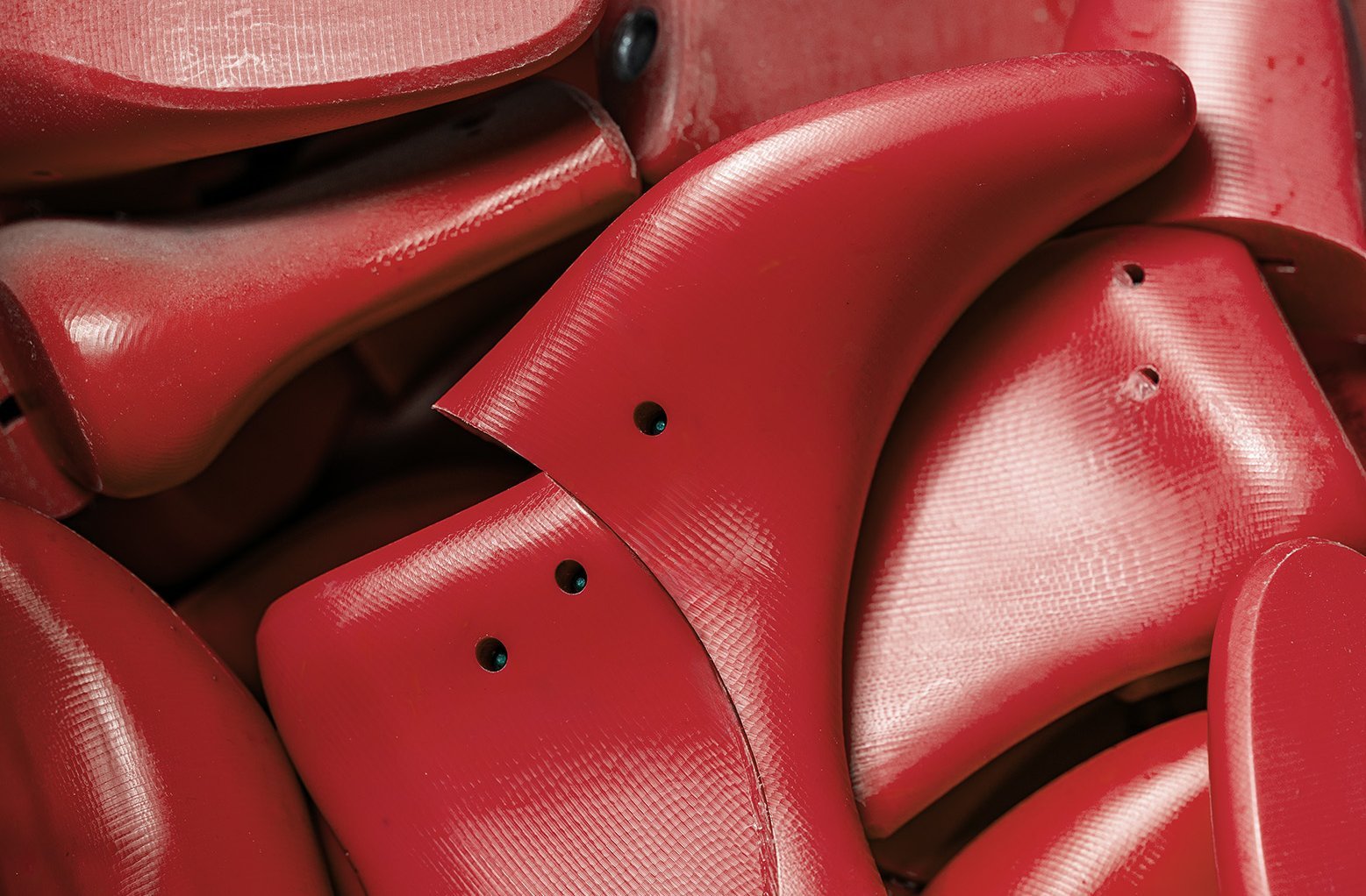 Rote Schuhleisten kommen in der Schuhproduktion von Rieker zum Einsatz.