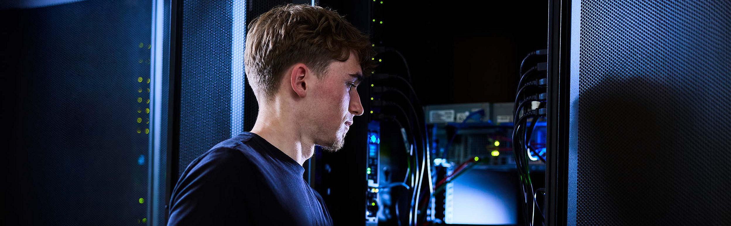 Auszubildener bei der Arbeit im Serverraum
