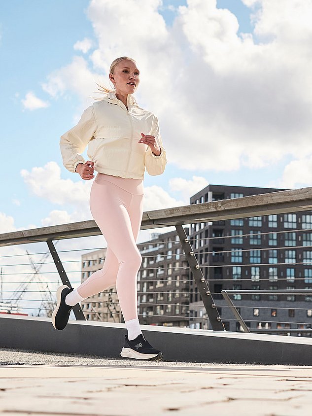 Frau beim Joggen mit Rieker Schuhen