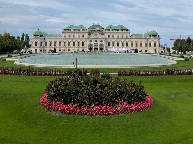 Ein Schlossgarten mit Schloss im Hintergrund.