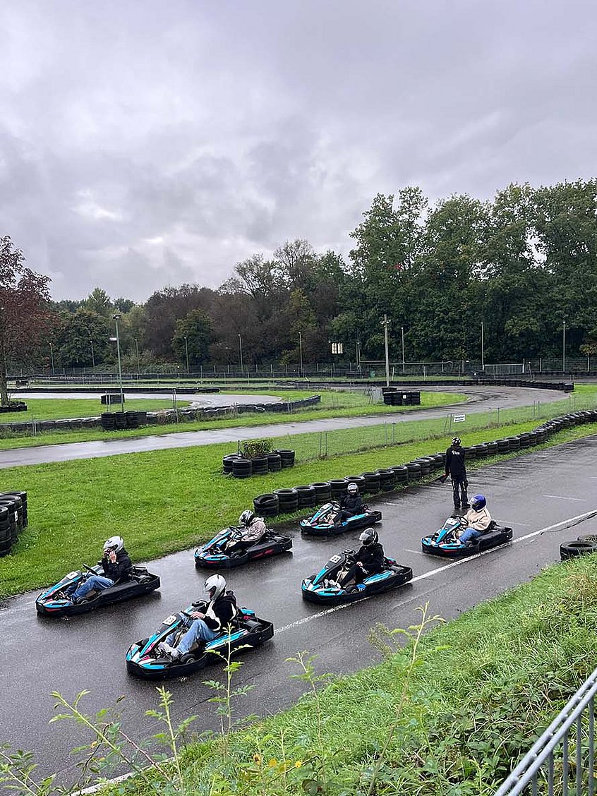 Azubis fahren auf der Kartbahn.