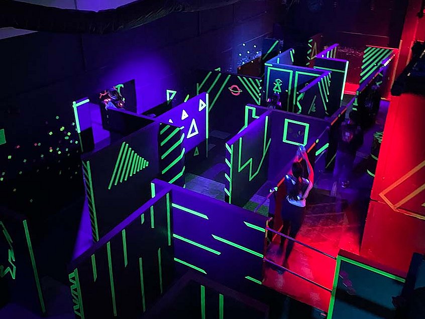 Ein Lasertagparcour von oben.