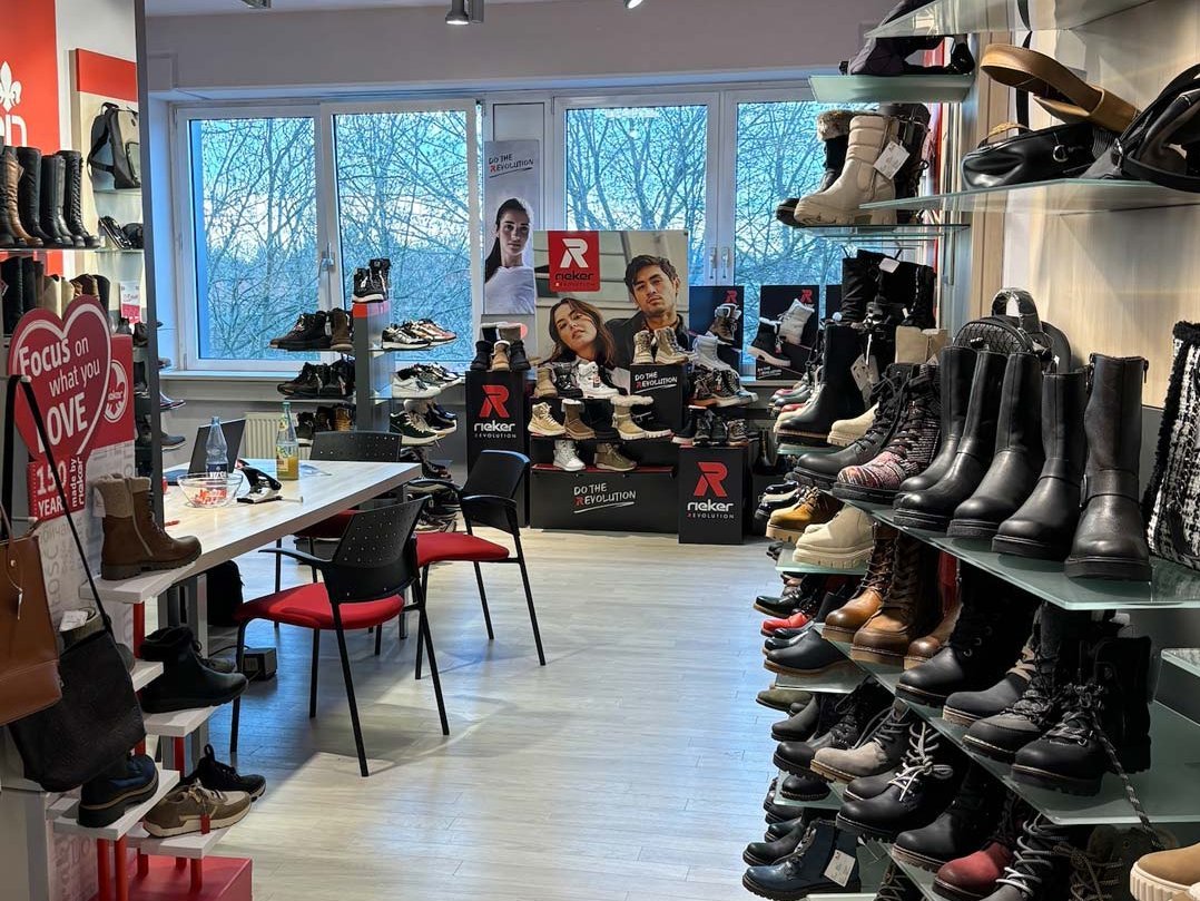 Innenaufnahme des Showrooms im Schuh Order Center von Rieker in Hamburg.
