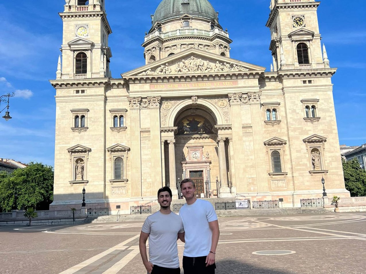 Philipp L. und Dogan K. vor der Basilika St. Stephan in Budapest.