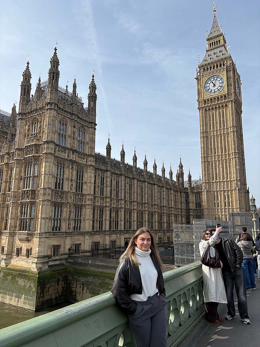 Alina S. vor dem Big Ben in London.