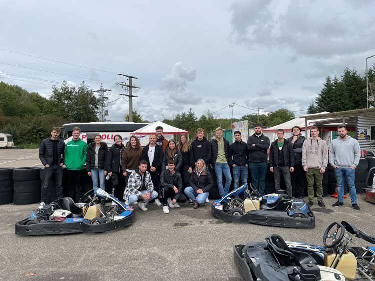 Gruppe von Rieker-Auszubildenden posiert vor Kartbahn