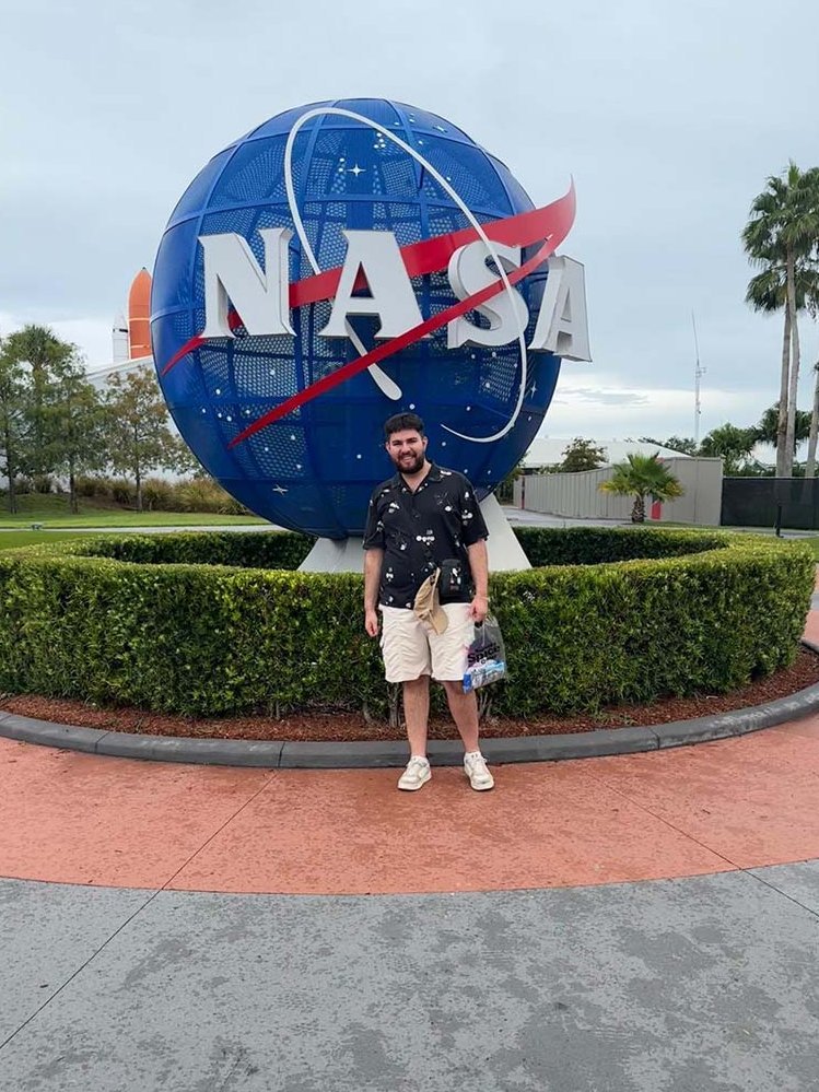 Alpay vor dem Weltraumbahnhof der NASA, dem Kennedy Space Center in Florida.