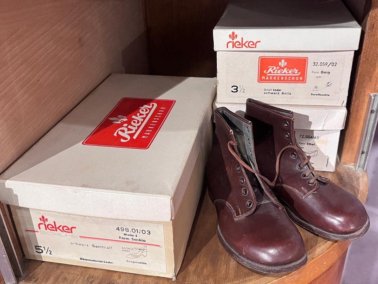 Rieker Schuhe aus Leder, ausgestellt im deutschen Schuhmuseum in Hauenstein.