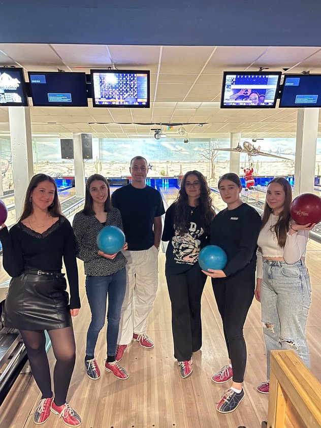 Rieker Auszubildende und Studierende posieren im Bowlingcenter.
