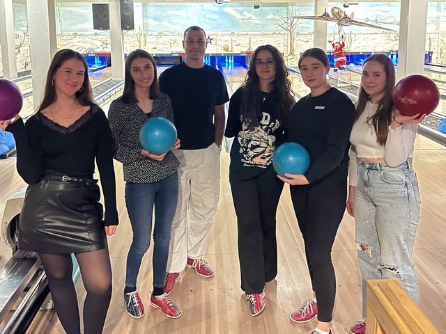 Azubis von Rieker beim Bowling während der Azubi-Weihnachtsfeier.