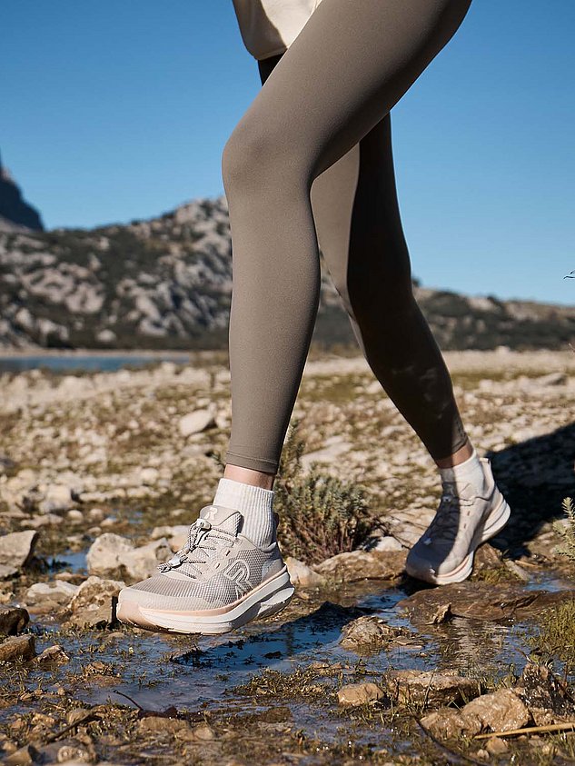 Frau mit Rieker Sport Schuhen beim Laufen
