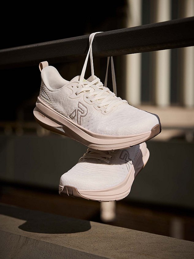 weisse Rieker Sport Schuhe mit rosa Sohle