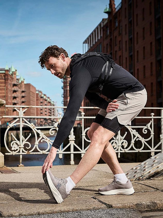 Mann beim Dehnen mit Rieker Sport Schuhen