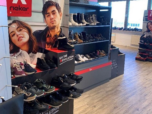 Schuhregale im Showroom von Rieker im Schuh Order Center in Hannover.