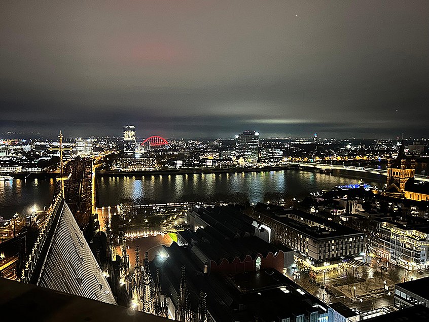 Blick vom Kölner Dom bei Nacht.