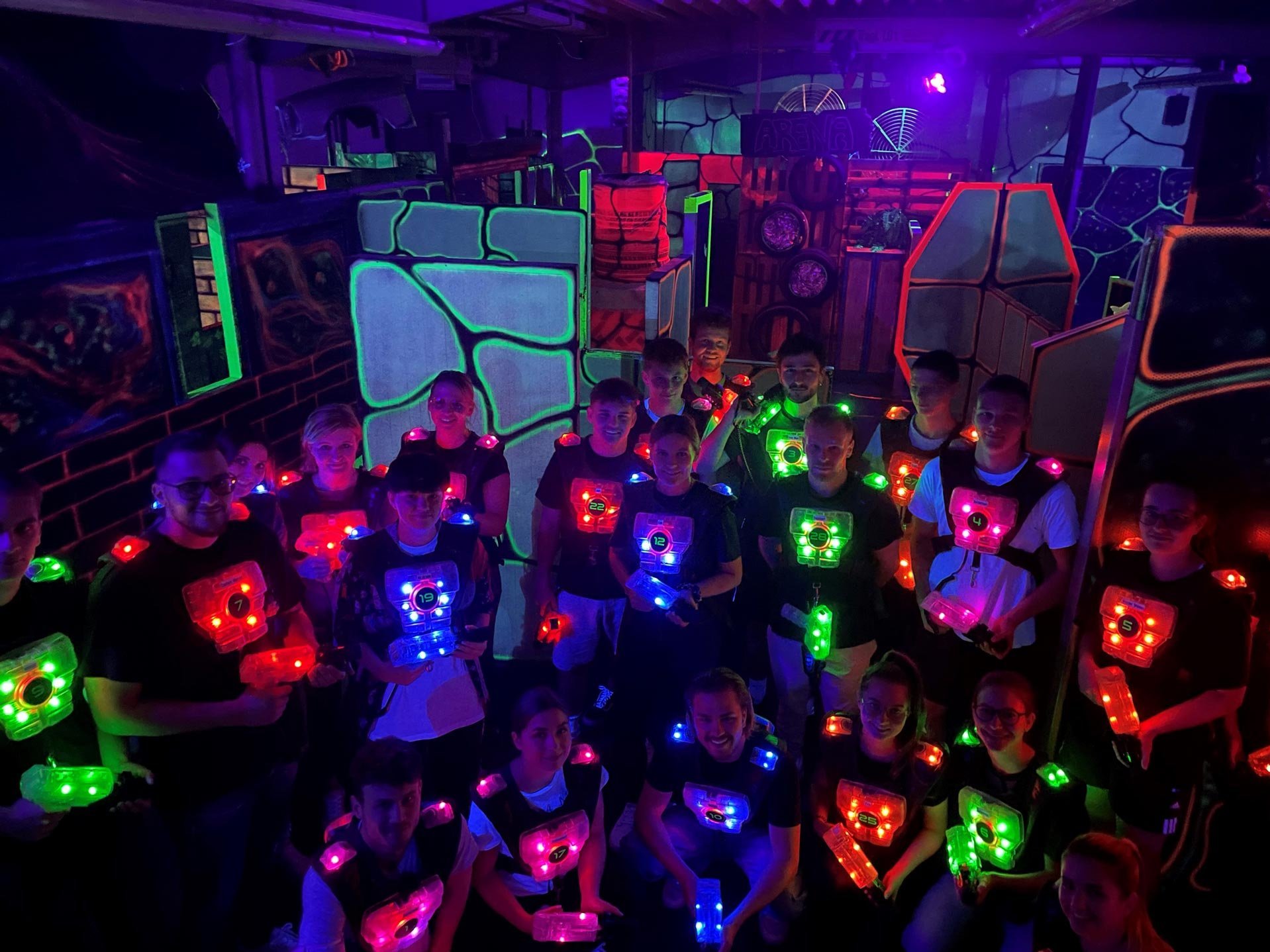 Rieker Azubis in leuchtenden Overalls beim Lasertag.