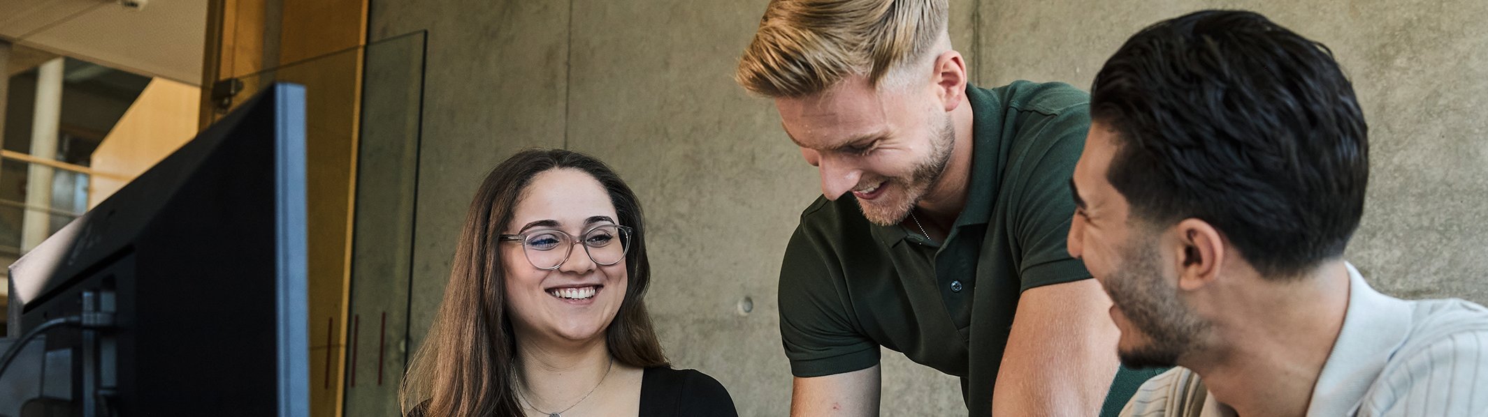 Studenten arbeiten gemeinsam im Büro an einem Projekt.