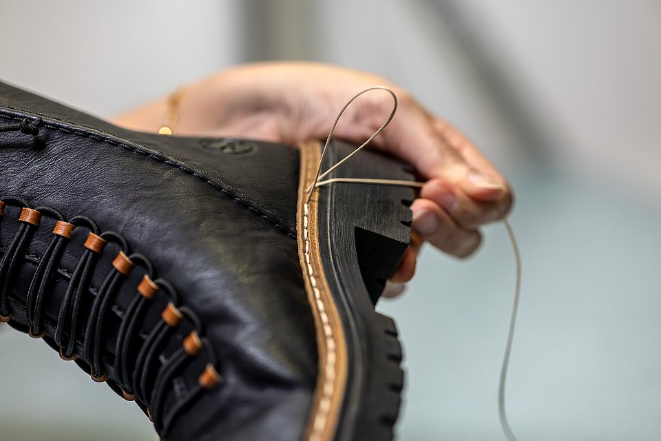 Detailaufnahme der Produktion eines Stiefels mit der Anflechter-Machart