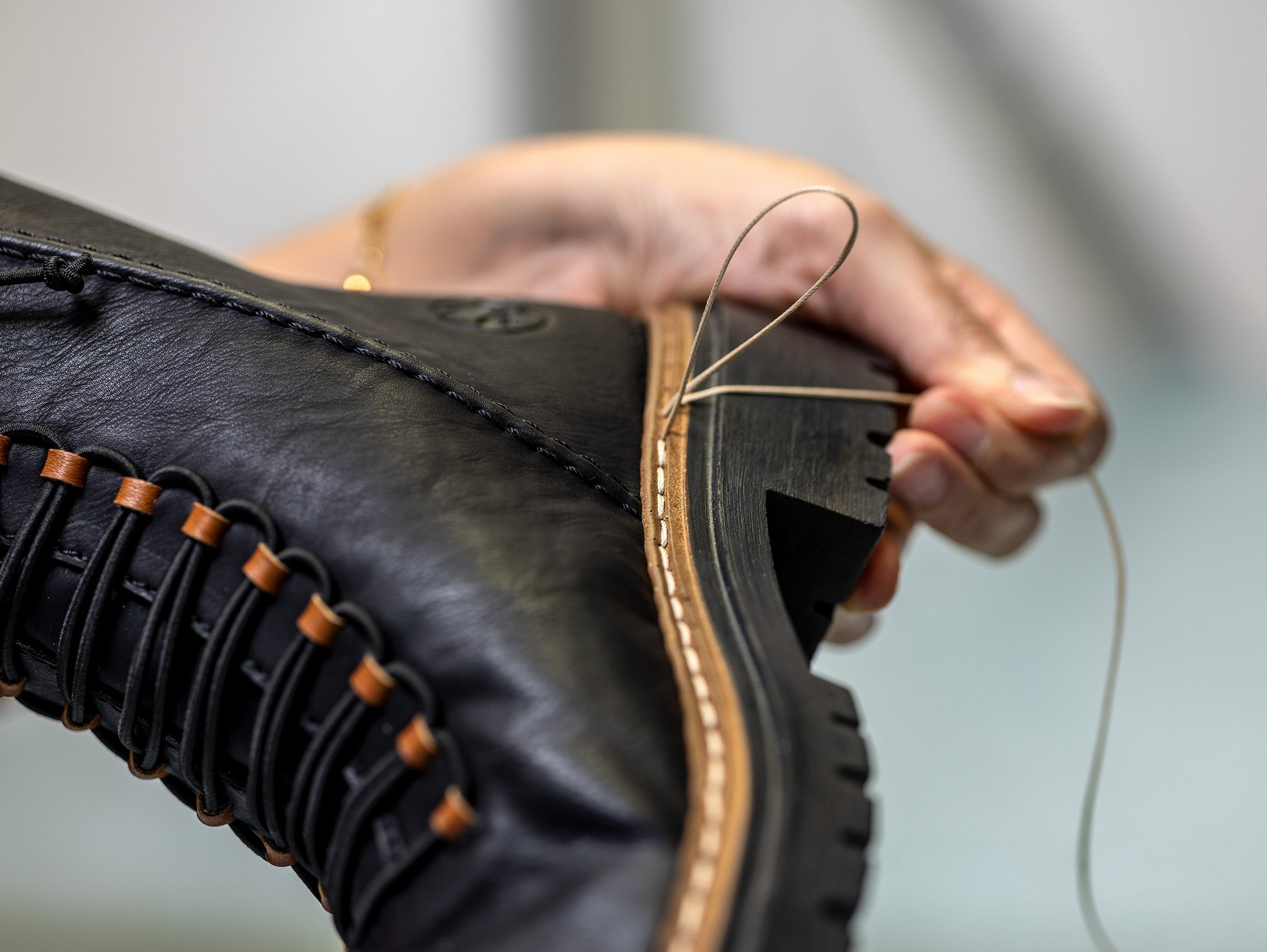 Detailaufnahme der Produktion eines Stiefels mit der Anflechter-Machart