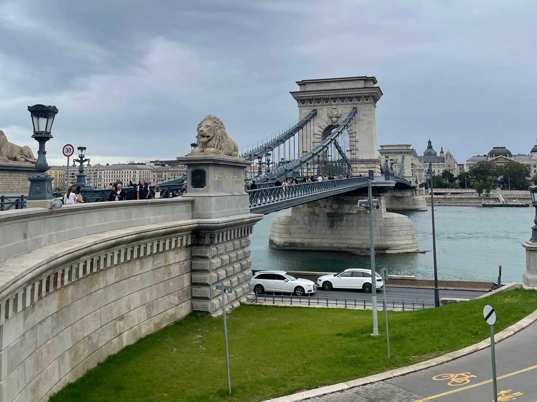 Eine Brücke in Budapest aufgenommen während eines Aufenthalts an einem Rieker Standort in der Slowakei.